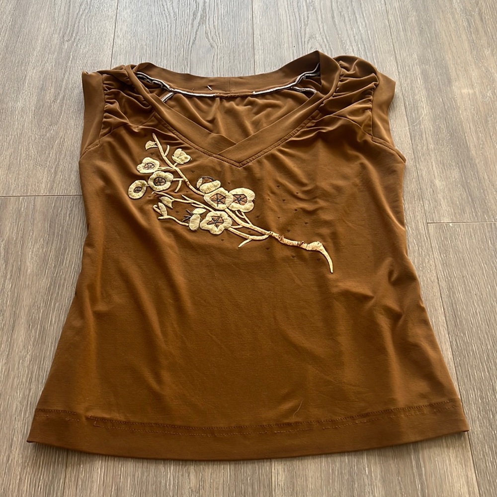 Brown short shoulder flower tee
